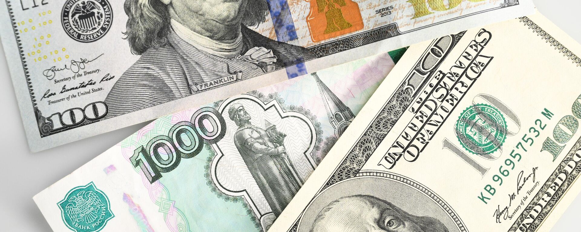 Денежные купюры Банка России и долларов США.  - Sputnik Казахстан, 1920, 17.10.2025
