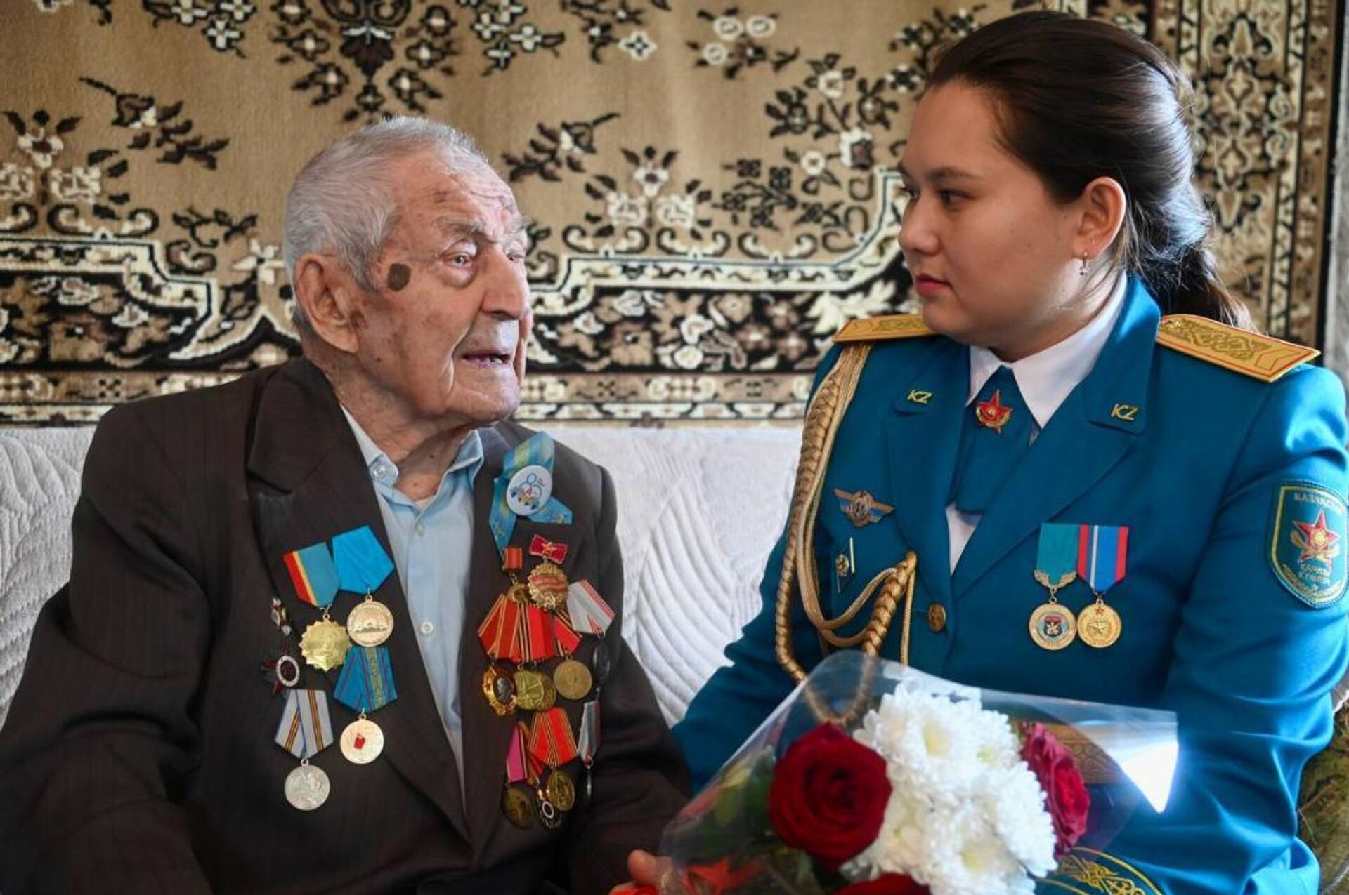 Ветерана ВОВ Михаила Яковлевича Головатюка с днем рождения поздравили военнослужащие в Усть-Каменогорске - Sputnik Казахстан, 1920, 17.10.2025