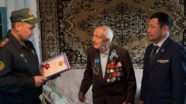 Ветерана ВОВ Михаила Яковлевича Головатюка с днем рождения поздравили военнослужащие в Усть-Каменогорске - Sputnik Казахстан