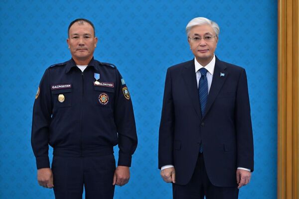 Токаев вручил государственные награды спасателям - Sputnik Казахстан