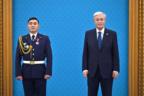 Токаев вручил государственные награды спасателям - Sputnik Казахстан