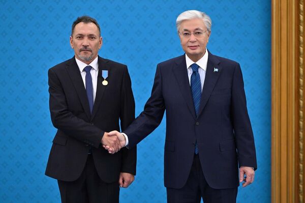 Токаев вручил государственные награды спасателям - Sputnik Казахстан