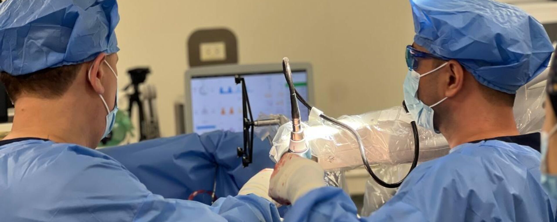 Қазақстан мен Өзбекстан хирургтары роботтың көмегімен бірлескен операция жасады - Sputnik Қазақстан, 1920, 18.10.2025