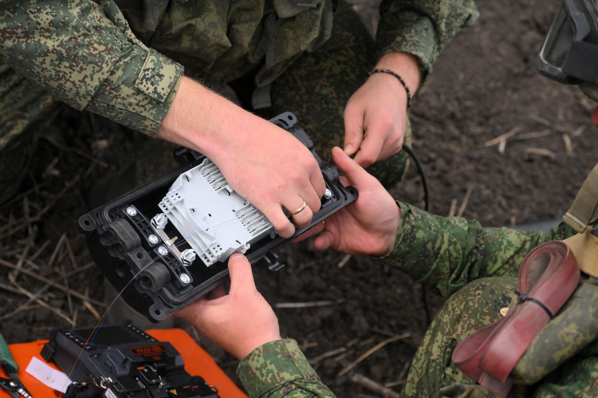 Связисты группировки войск Центр в ДНР - Sputnik Казахстан, 1920, 20.10.2025