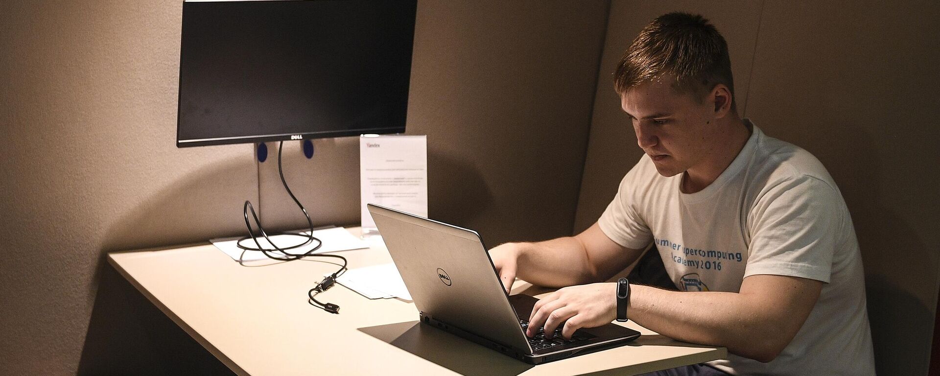 Сотрудник в офисе с ноутбуком Сотрудник в офисе с ноутбуком - Sputnik Казахстан, 1920, 21.10.2025