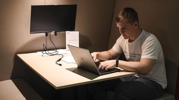 Мужчина с ноутбуком - Sputnik Казахстан
