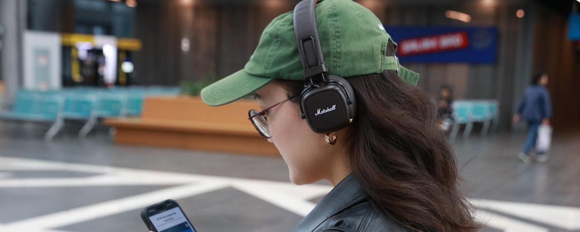 Девушка с телефоном - Sputnik Қазақстан, 1920, 03.04.2026