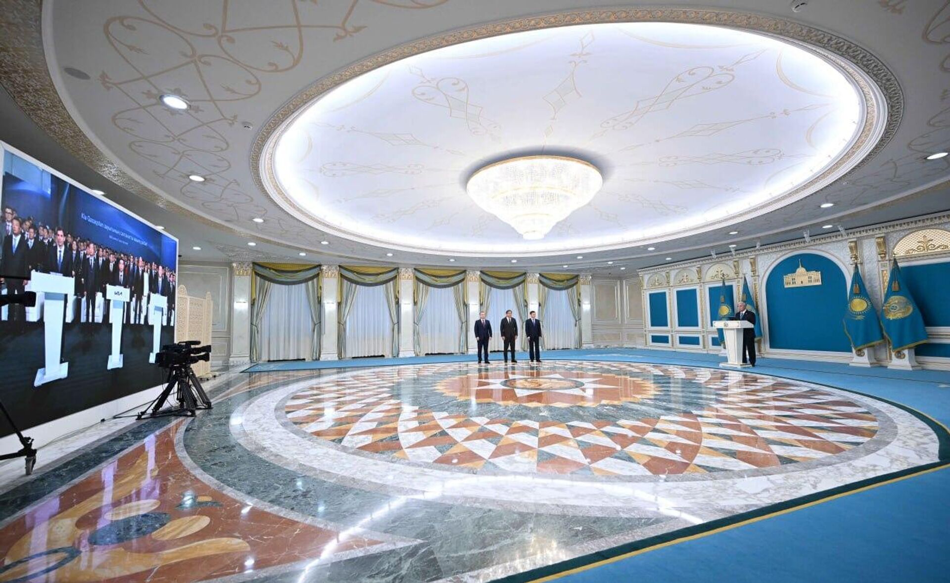 Касым-Жомарт Токаев  в ходе телемоста открыл автомобильный завод KIA Qazaqstan  - Sputnik Казахстан, 1920, 21.10.2025