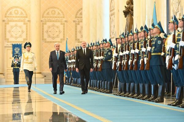 Тоқаев Әзербайжан президентін Ақордада қарсы алды - Sputnik Қазақстан