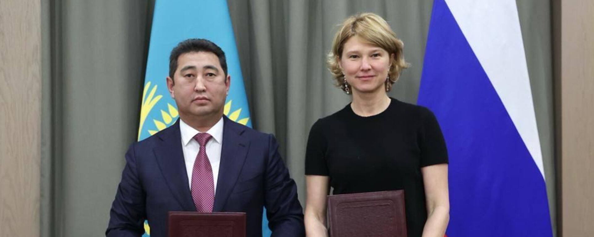 Министры сельского хозяйства Казахстана и России Айдарбек Сапаров и Оксана Лут - Sputnik Казахстан, 1920, 21.10.2025