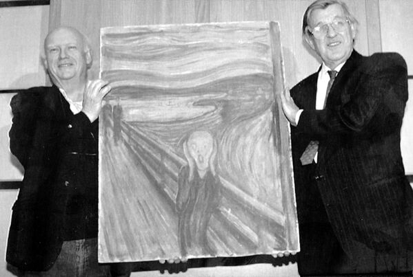 Картину Эдварда Мунка &quot;Крик&quot; похищали дважды!Впервые в 1994 году в Национальной галерее Осло. Злоумышленники выкрали полотно менее чем за минуту! Еще и оставили циничную записку на месте преступления: &quot;Благодарим за скверную охрану&quot;. Спустя три месяца картину нашли и вернули в музей. Однако спустя 10 лет, уже в 2004 году, бандиты в масках, днем, ворвались в музей Эдварда Мунка и на глазах у публики вырвали из рам одну из версий &quot;Крика&quot;. После чего картину не могли отыскать целых два года! На фото: директор Национальной галереи в Осло Кнут Берг и куратор музея Лейф Платер демонстрируют знаменитую картину Мунка &quot;Крик&quot;, найденную после кражи из Национального музея, Норвегия.  - Sputnik Казахстан