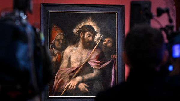 Журналисты снимают картину Тициана Вечеллио Се, Человек! - Sputnik Казахстан