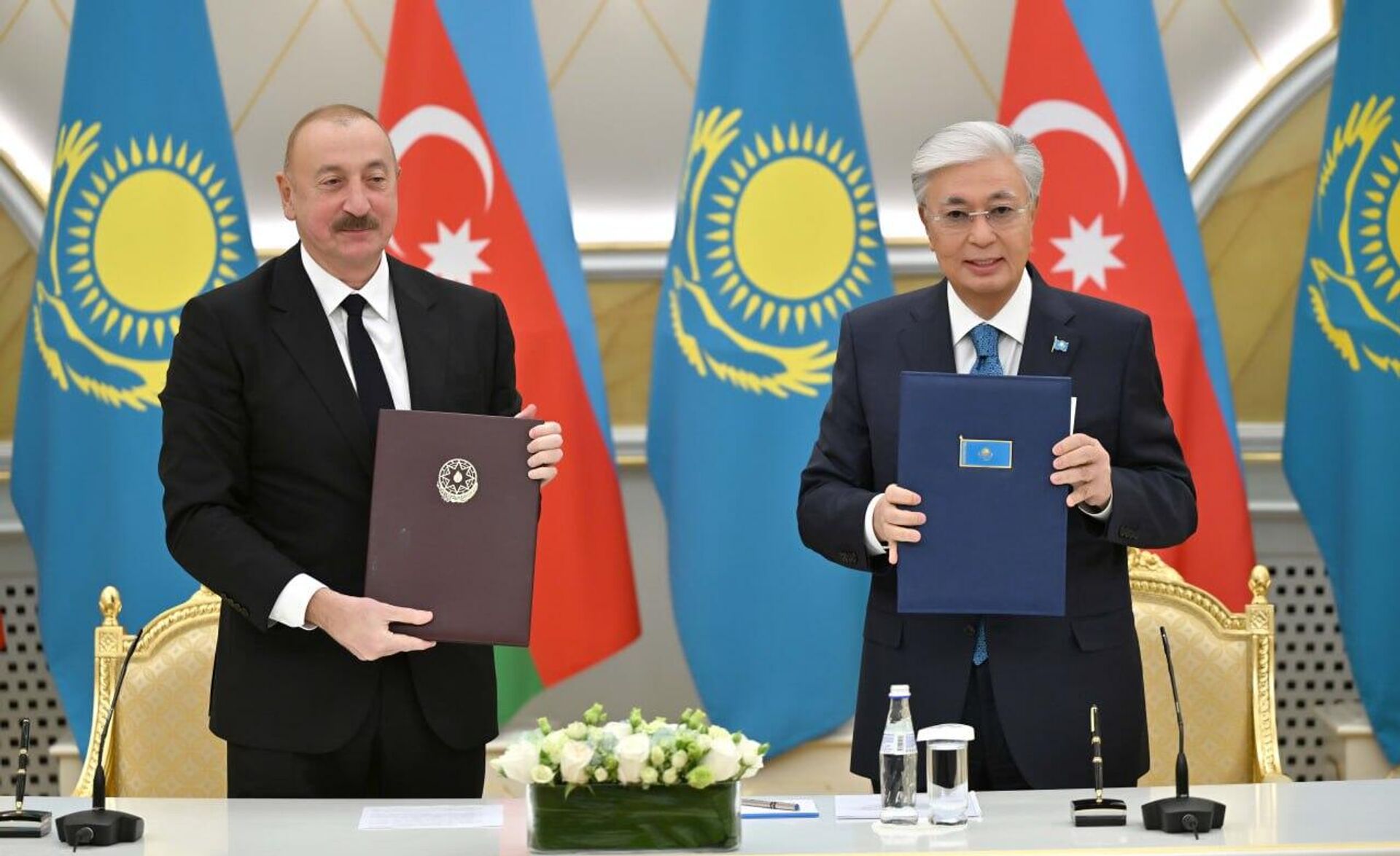 Ильхам Алиев и Касым-Жомарт Токаев приняли Совместное заявление по случаю 20-летия подписания Договора о стратегическом партнерстве и союзнических отношениях между Казахстаном и Азербайджаном - Sputnik Казахстан, 1920, 04.01.2026