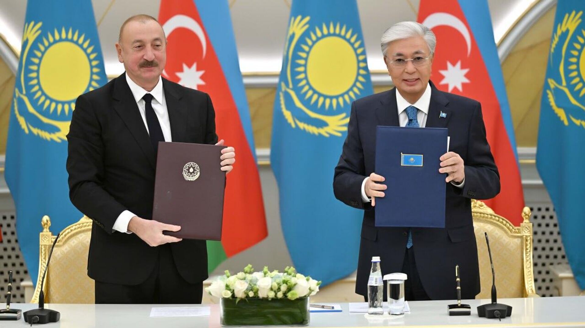 Каннибалдар фильмі онлайн порно Шұлықтағы апамның фотосы