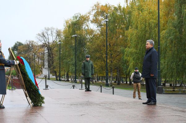Глава МИД Казахстана Ермек Кошербаев на церемонии возложения венка к Могиле Неизвестного Солдата в Москве - Sputnik Казахстан