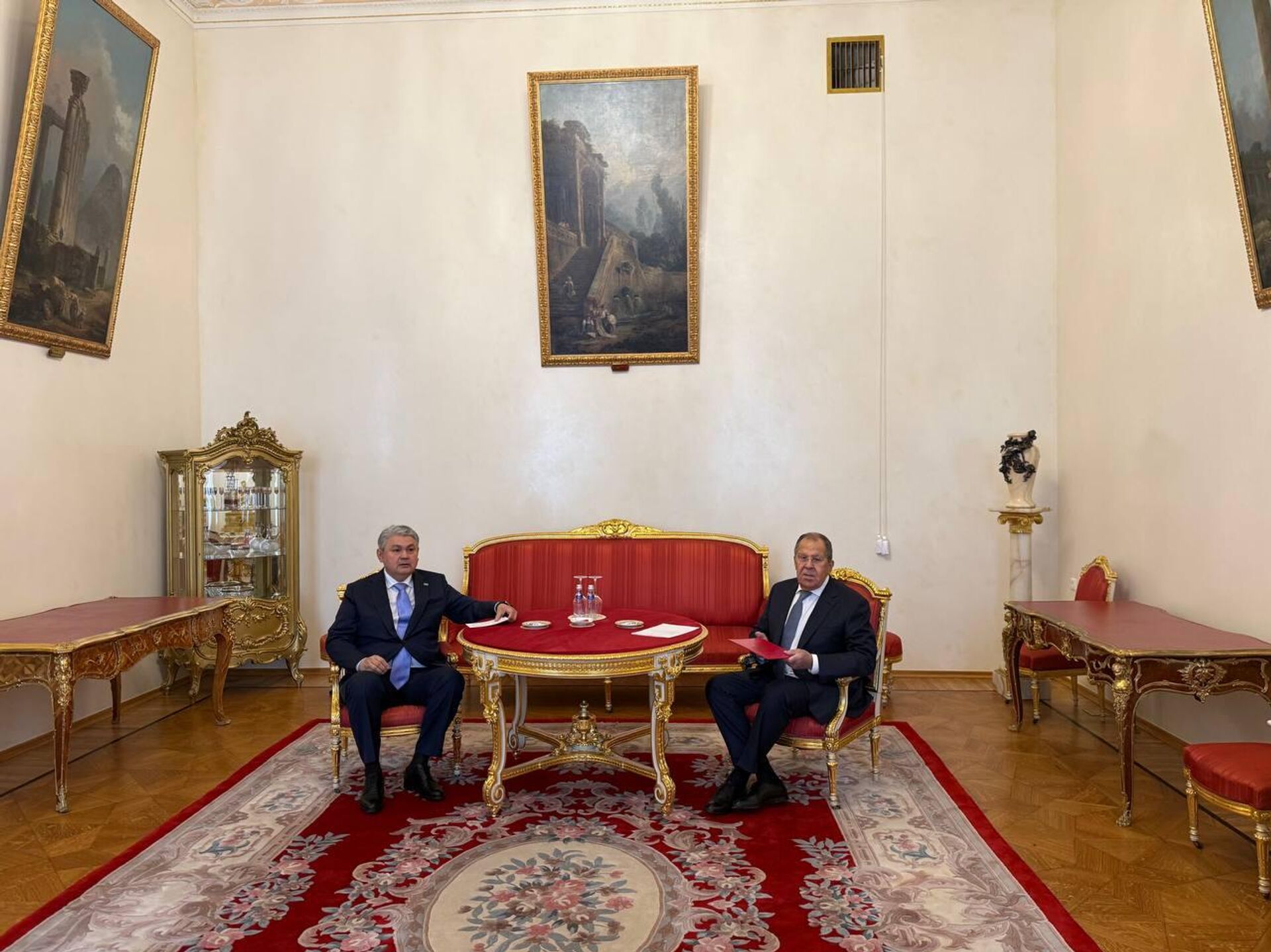 Главы МИД Казахстана и России Ермек Кошербаев и Сергей Лавров перед переговорами в Москве - Sputnik Казахстан, 1920, 22.10.2025