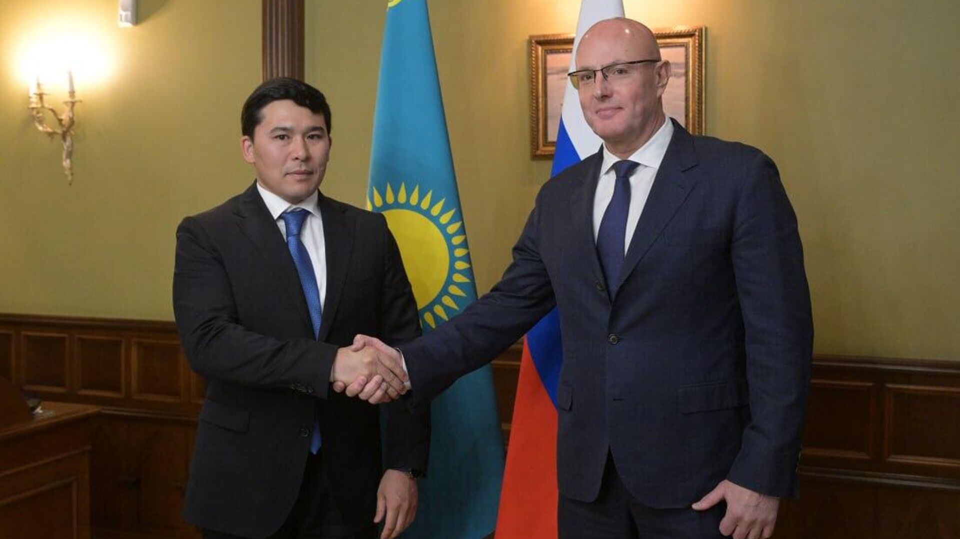 Встреча министра туризма и спорта Казахстана Ербола Мырзабосынова и вице-премьера России Дмитрия Чернышенко Встреча министра туризма и спорта Казахстана Ербола Мырзабосынова и вице-премьера России Дмитрия Чернышенко - Sputnik Казахстан, 1920, 23.10.2025