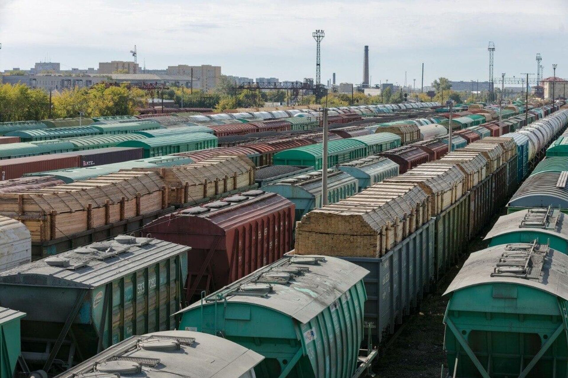 Грузовые вагоны на станции - Sputnik Казахстан, 1920, 23.10.2025