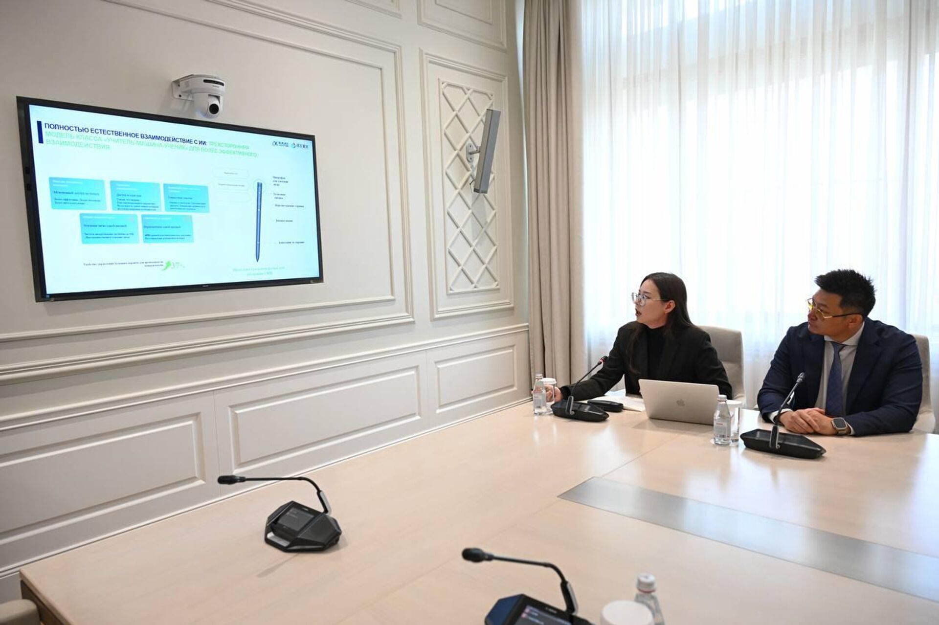 Новые возможности в образовании показала китайская компания iFLYTEK акиму Алматы  - Sputnik Казахстан, 1920, 23.10.2025