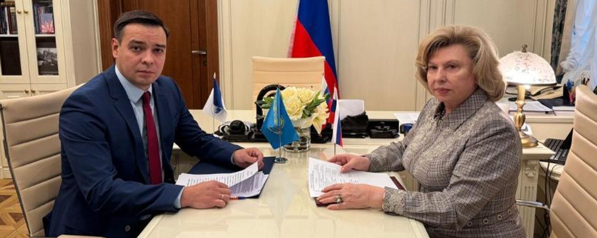 Встреча омбудсменов РК и РФ Артура Ластаева и Татьяны Москальковой Встреча омбудсменов РК и РФ Артура Ластаева и Татьяны Москальковой - Sputnik Казахстан, 1920, 24.10.2025