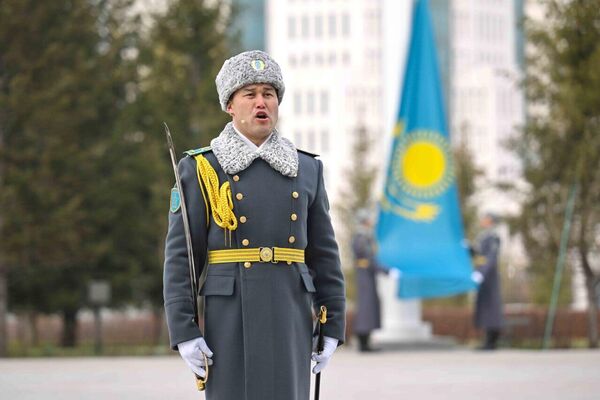 Президент Мемлекеттік ту көтеру рәсіміне қатысты - Sputnik Қазақстан