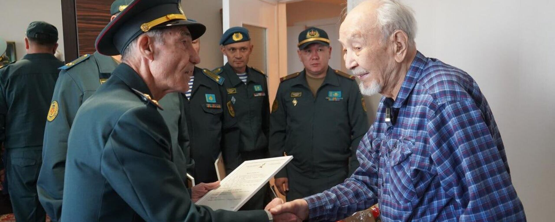 В День Республики ветерану Великой Отечественной войны Камбару Сарсенову исполнился 101 год - Sputnik Казахстан, 1920, 26.10.2025