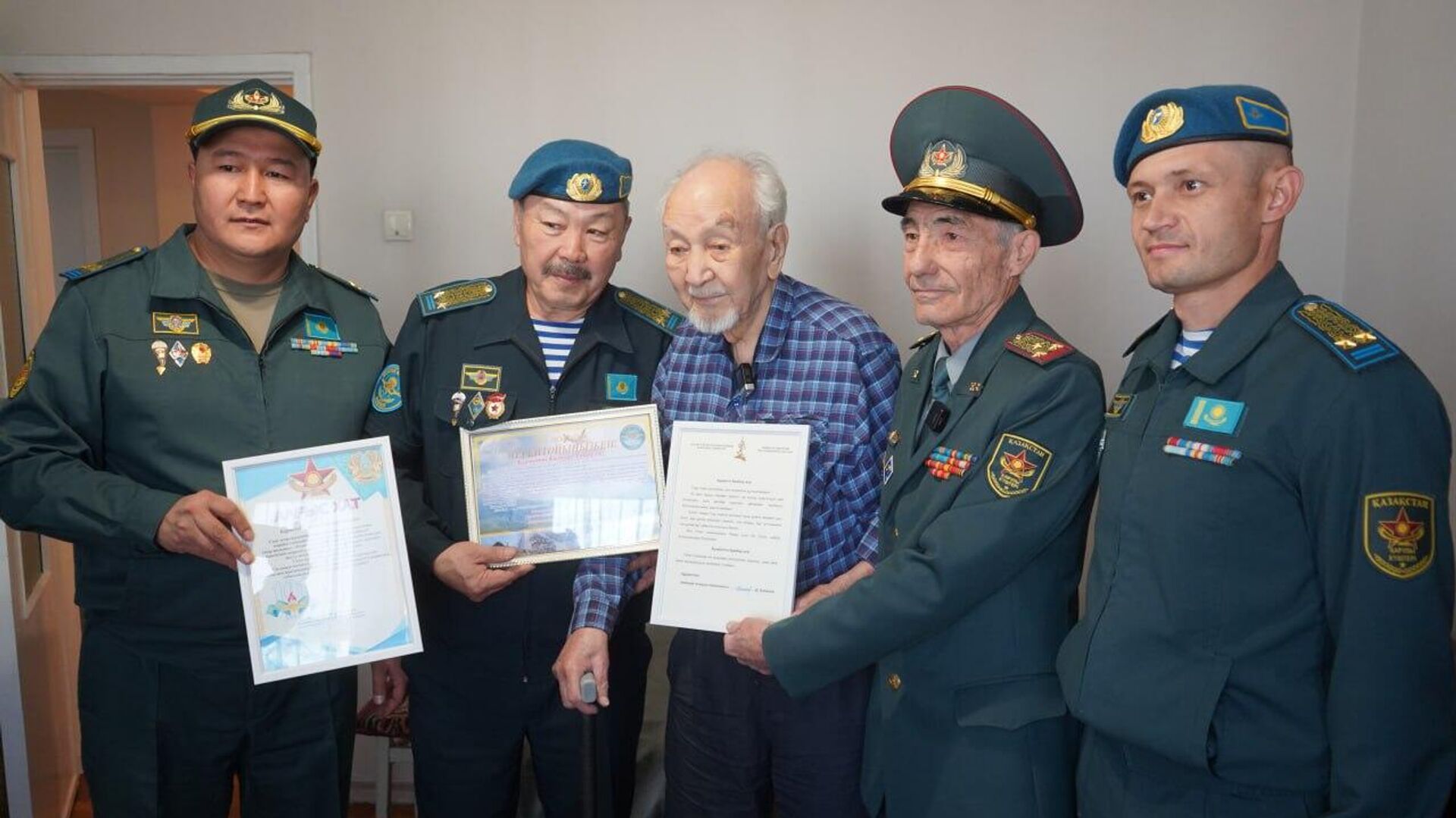 В День Республики ветерану Великой Отечественной войны Камбару Сарсенову исполнился 101 год - Sputnik Казахстан, 1920, 26.10.2025