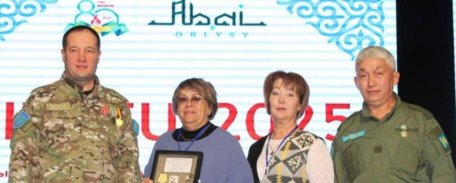 Поисковый отряд Майдан жолы передал вещи героя войны Александра Ряшина его родным - Sputnik Казахстан, 1920, 27.10.2025