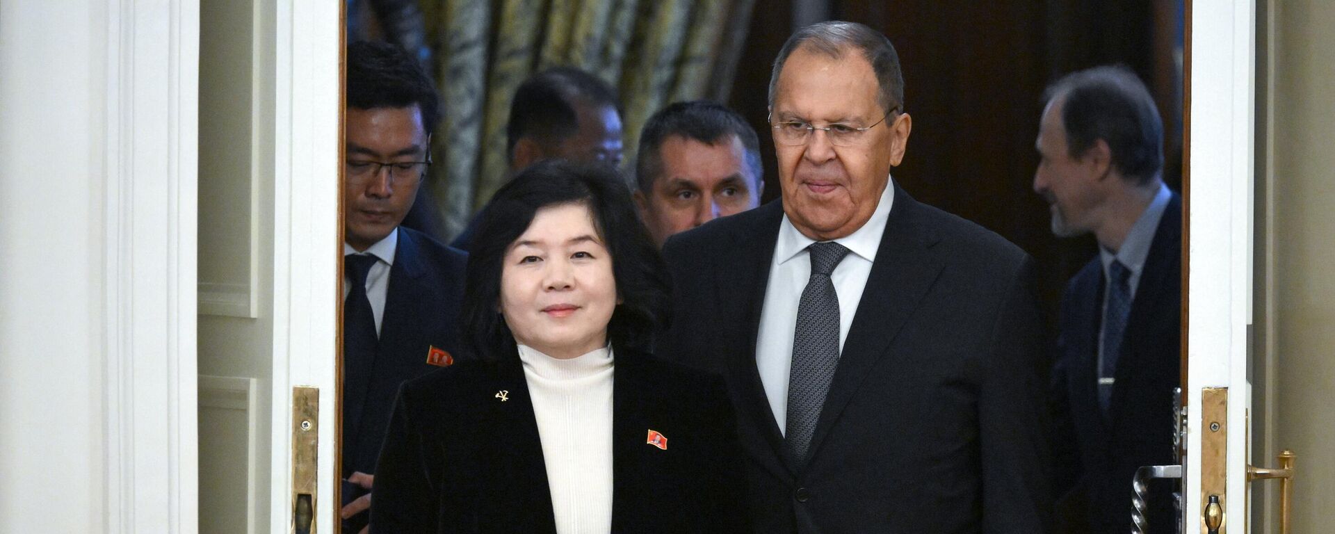 Министры иностранных дел КНДР и РФ Сон Хи Цой и Сергей Лавров во время встречи в Москве - Sputnik Казахстан, 1920, 27.10.2025