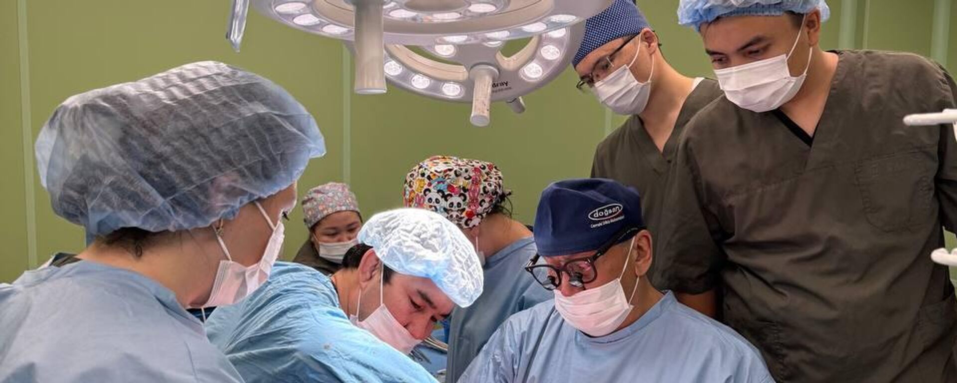 Алматы дәрігерлері - Sputnik Қазақстан, 1920, 25.12.2025