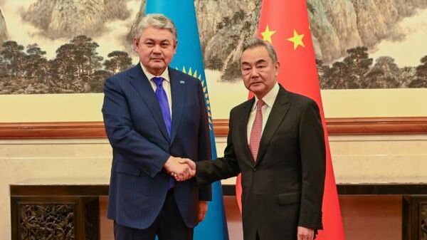 Ермек Кошербаев и министр иностранных дел КНР Ван И  - Sputnik Казахстан