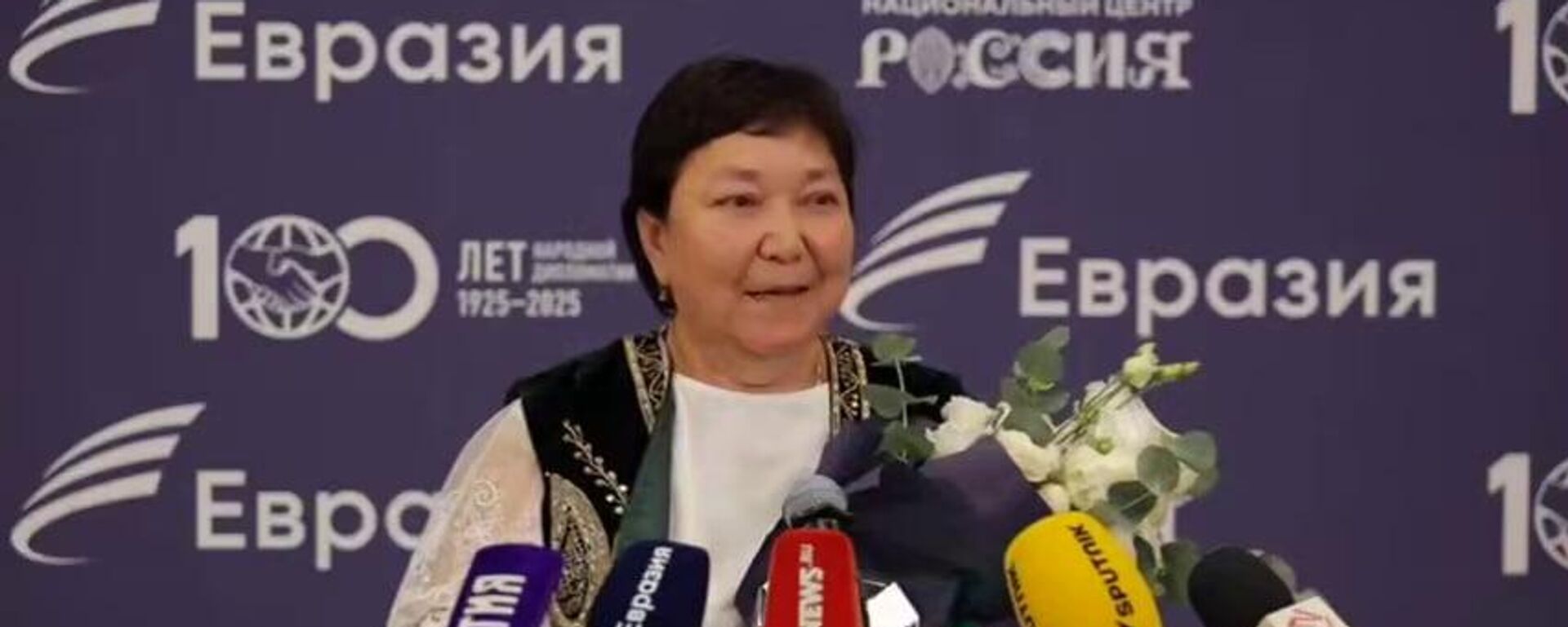 Учитель из Казахстана Ботагоз Омарова победила в номинации Язык мира на премии Евразия - Sputnik Казахстан, 1920, 29.10.2025