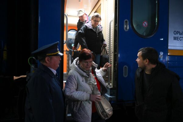 Пассажиры беспересадочного вагона Алматы - Москва в составе поезда №7/8 Алматы - Саратов на Павелецком вокзале в Москве - Sputnik Казахстан