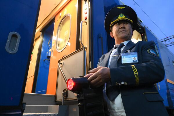 Проводник беспересадочного вагона Алматы - Москва в составе поезда №7/8 Алматы - Саратов на Павелецком вокзале в Москве Проводник беспересадочного вагона Алматы - Москва в составе поезда №7/8 Алматы - Саратов на Павелецком вокзале в Москве - Sputnik Казахстан