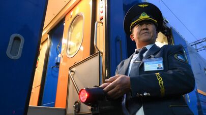 Проводник беспересадочного вагона Алматы - Москва в составе поезда №7/8 Алматы - Саратов на Павелецком вокзале в Москве
