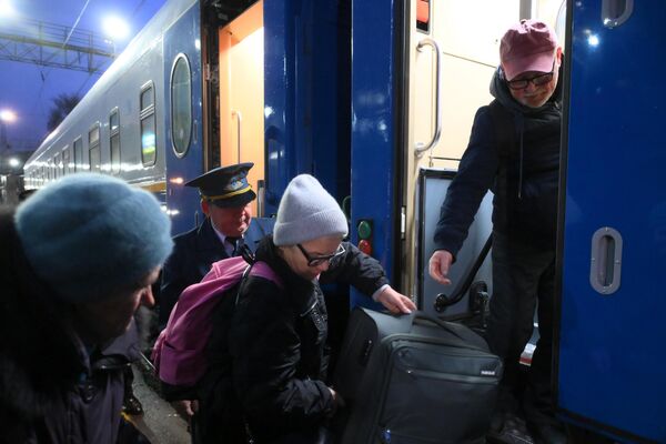 Пассажиры беспересадочного вагона Алматы - Москва в составе поезда №7/8 Алматы - Саратов на Павелецком вокзале в Москве - Sputnik Казахстан
