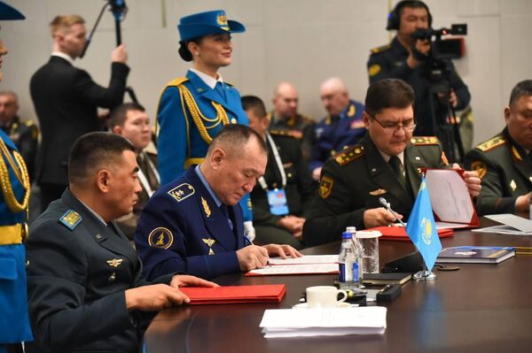 Церемония подписания документов в рамках 85-го заседания Совета министров обороны государств - участников СНГ Церемония подписания документов в рамках 85-го заседания Совета министров обороны государств - участников СНГ - Sputnik Казахстан