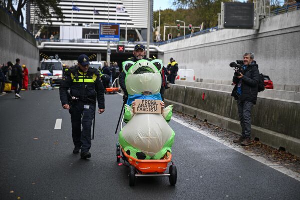 Активисты движения Extinction Rebellion (XR) заблокировали участок шоссе A12 недалеко от Гааги, Нидерланды. - Sputnik Казахстан