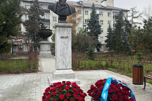 Делегация Северо-Казахстанской области возложила цветы к памятнику Абаю в Казани - Sputnik Казахстан