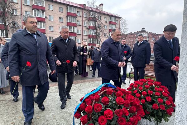 Делегация Северо-Казахстанской области возложила цветы к памятнику Абаю в Казани - Sputnik Казахстан