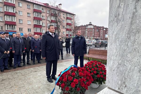 Делегация Северо-Казахстанской области возложила цветы к памятнику Абаю в Казани - Sputnik Казахстан