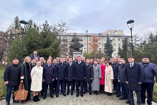 Делегация Северо-Казахстанской области возложила цветы к памятнику Абаю в Казани - Sputnik Казахстан