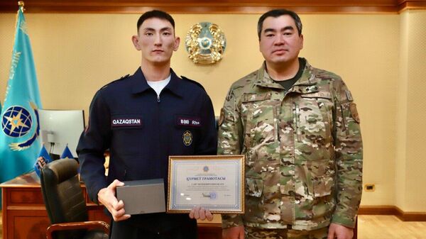 Глава МЧС Казахстана Чингис Аринов вручил почетную грамоту Саяту Пшембаеву за спасение девушки в Астане - Sputnik Казахстан