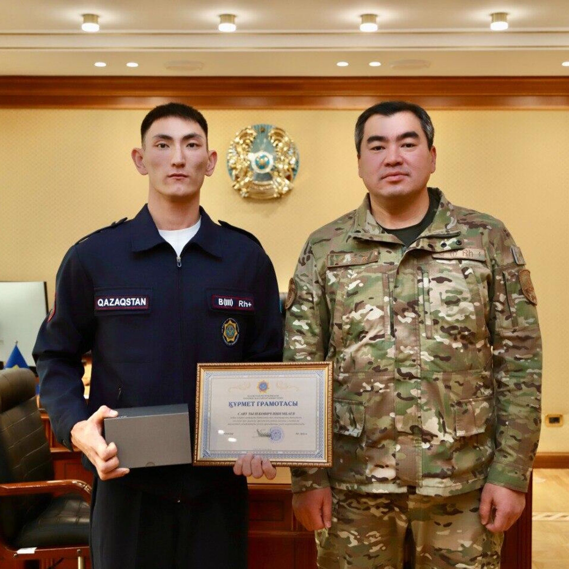 Мөлдір киімдегі қыз порно