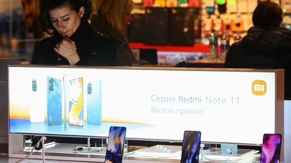 Посетительница в салоне сотовой связи - Sputnik Казахстан