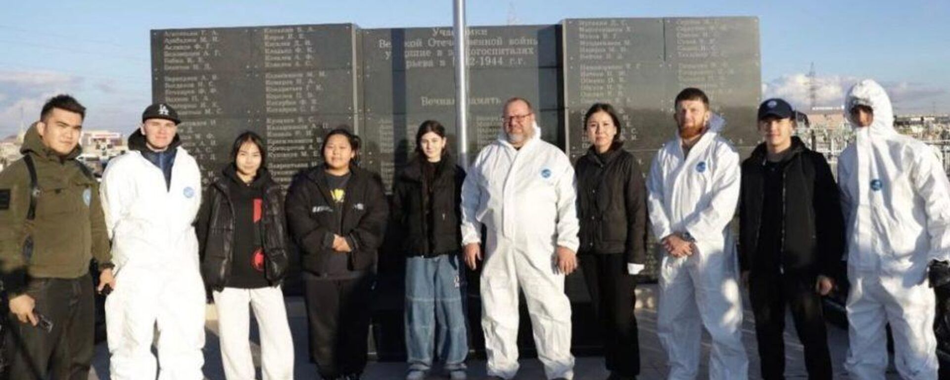 В Атырау добавили новые имена на мемориал в честь героев Великой Отечественной войны  - Sputnik Казахстан, 1920, 03.11.2025