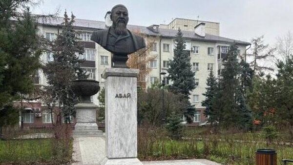 Цветы к памятнику Абаю в Казани возложила делегация Северного Казахстана - Sputnik Казахстан