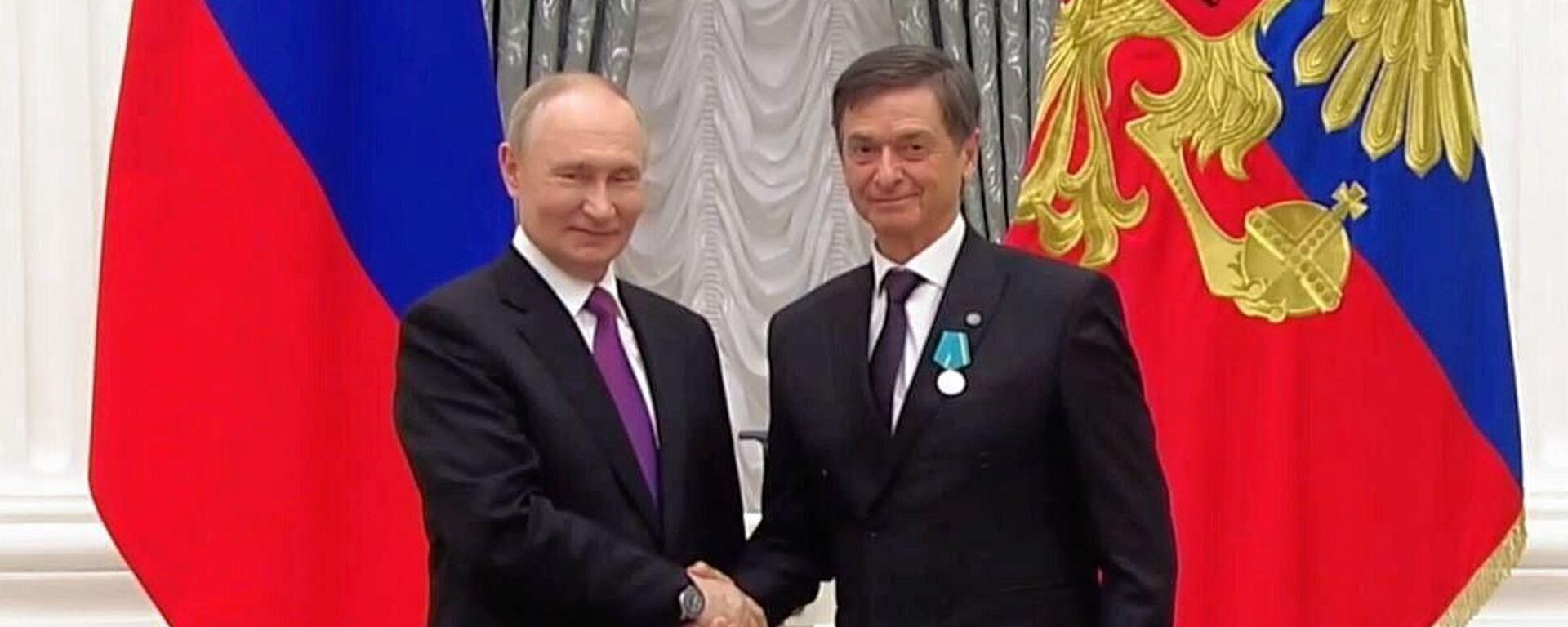 Путин вручил медаль Пушкина актеру Государственного академического русского театра драмы имени М.Горького города Астаны Сергею Матвееву - Sputnik Казахстан, 1920, 05.11.2025