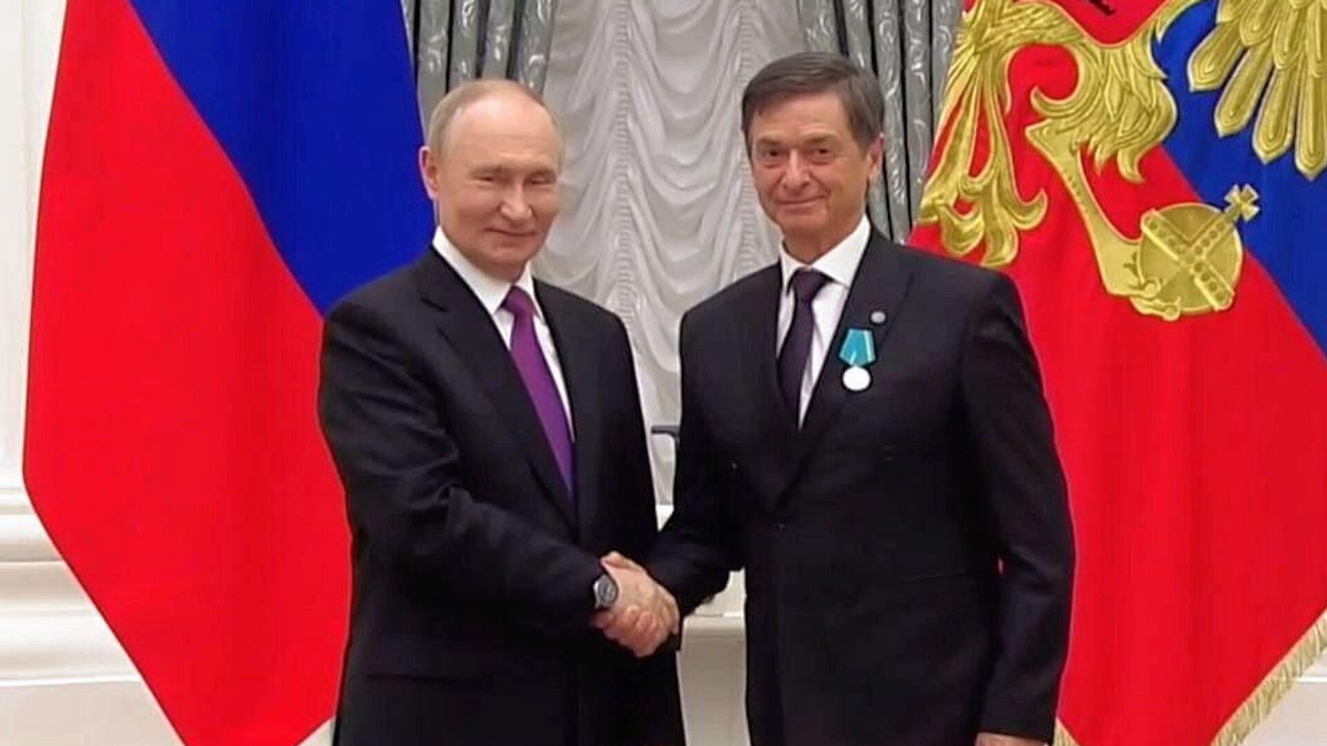 Путин вручил медаль Пушкина актеру Государственного академического русского театра драмы имени М.Горького города Астаны Сергею Матвееву Путин вручил медаль Пушкина актеру Государственного академического русского театра драмы имени М.Горького города Астаны Сергею Матвееву - Sputnik Казахстан, 1920, 05.11.2025