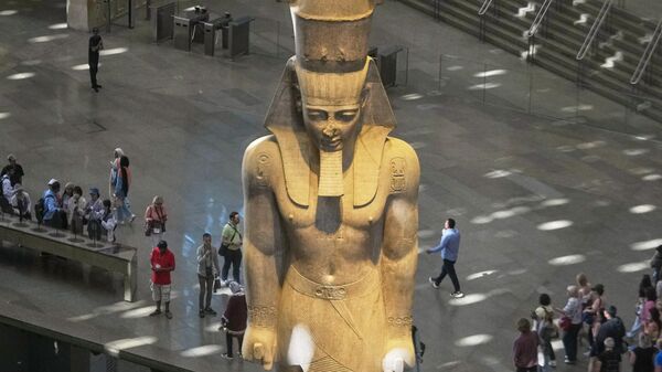 Экспонаты в Большом египетском музее в Гизе  - Sputnik Казахстан